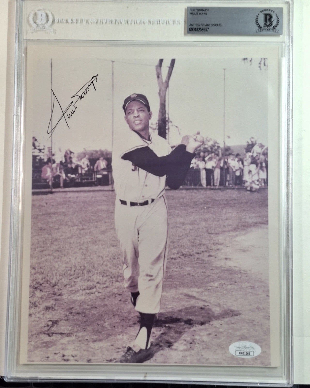 WILLIE MAYS SIGNED IN BLACK ROOKIE 8X10 PHOTO JSA &BAS #8957